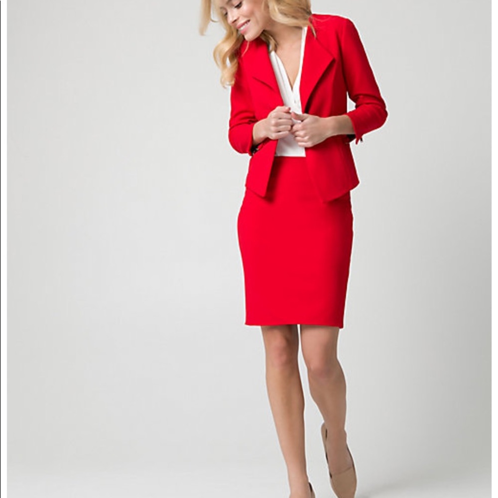 A line fitted skirt